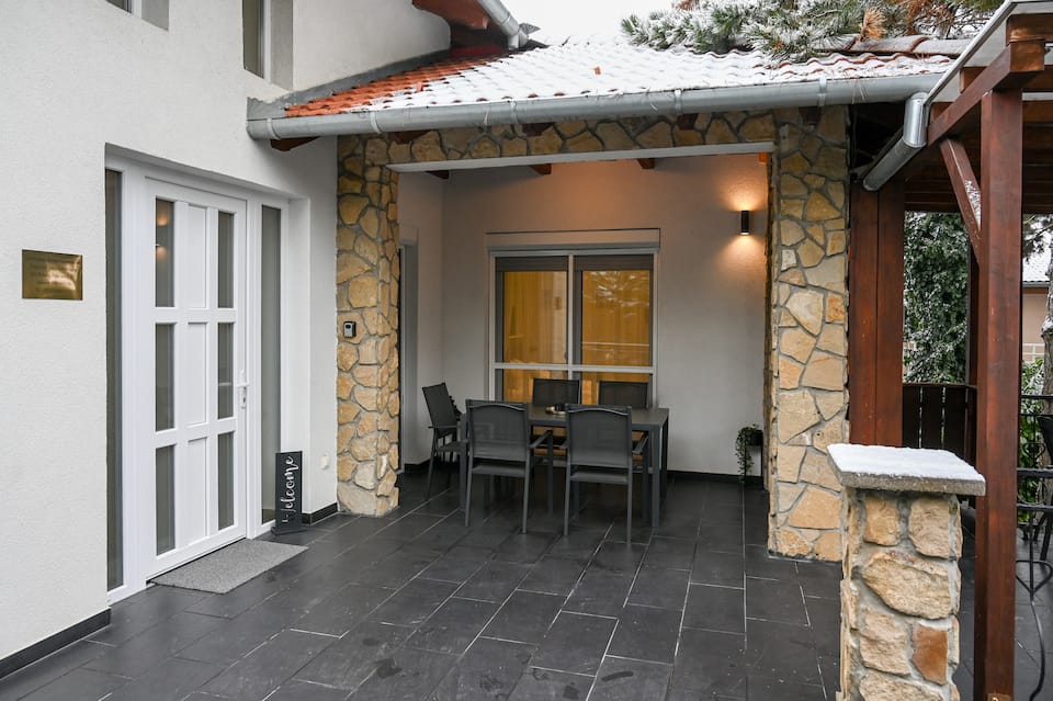 Villa Budapest Gold