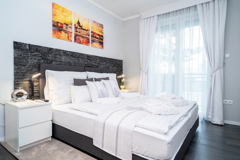 Villa Budapest Silver
