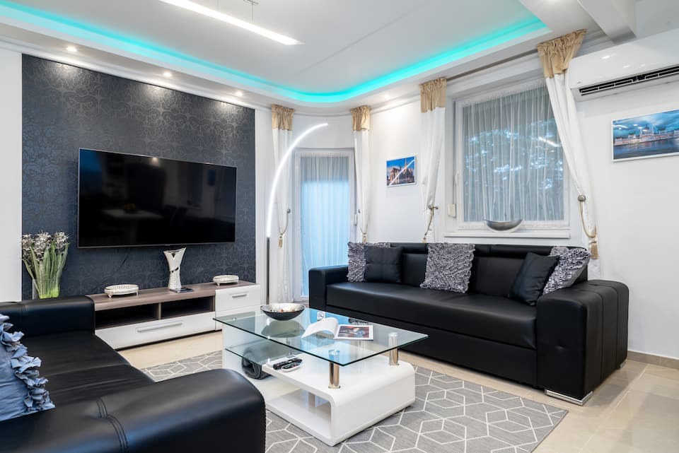 Villa Budapest Silver