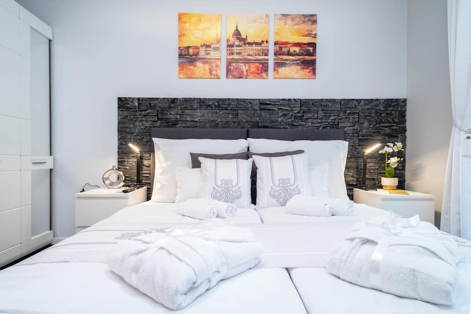 Villa Budapest Silver